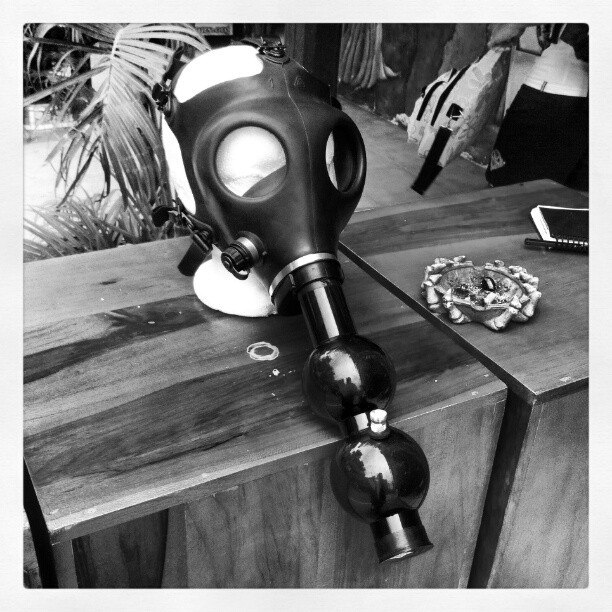 how to use gas mask bong