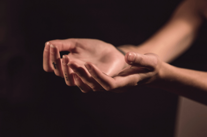 use your hands to grind weed without a grinder